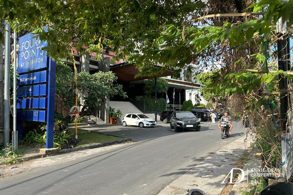 FREEHOLD LAND IN THE PRIME AREA OF PETITENGET (10 ARE)