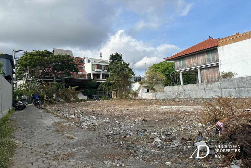 FREEHOLD LAND IN THE PRIME AREA OF PETITENGET (10 ARE)