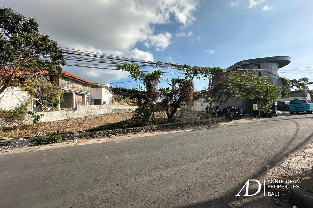 FREEHOLD LAND IN THE PRIME AREA OF PETITENGET (10 ARE)