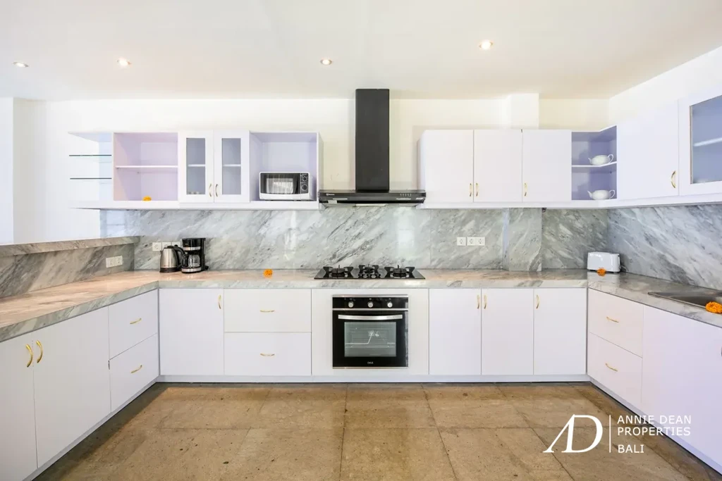 FREEHOLD | FULLY RENOVATED MODERN 3-BEDROOM VILLA IN PRIME SEMINYAK