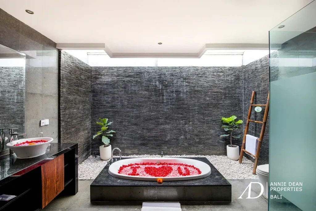 FREEHOLD | FULLY RENOVATED MODERN 3-BEDROOM VILLA IN PRIME SEMINYAK