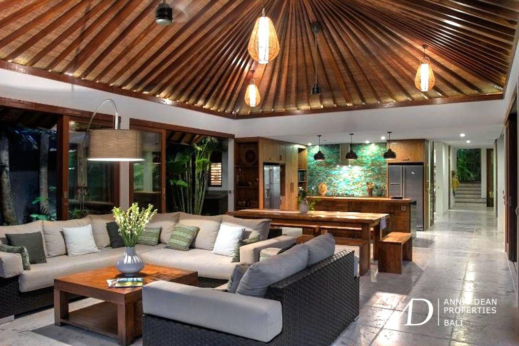  FREEHOLD | 4-BEDROOM TROPICAL LIVING 100 METER FROM THE BEACH 