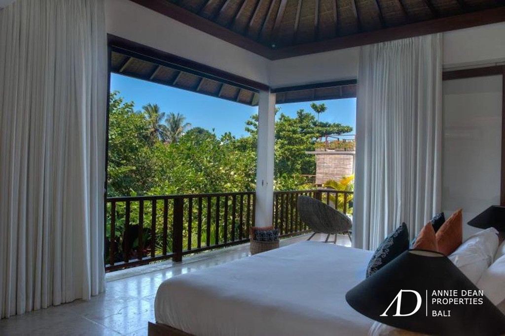  FREEHOLD | 4-BEDROOM TROPICAL LIVING 100 METER FROM THE BEACH 