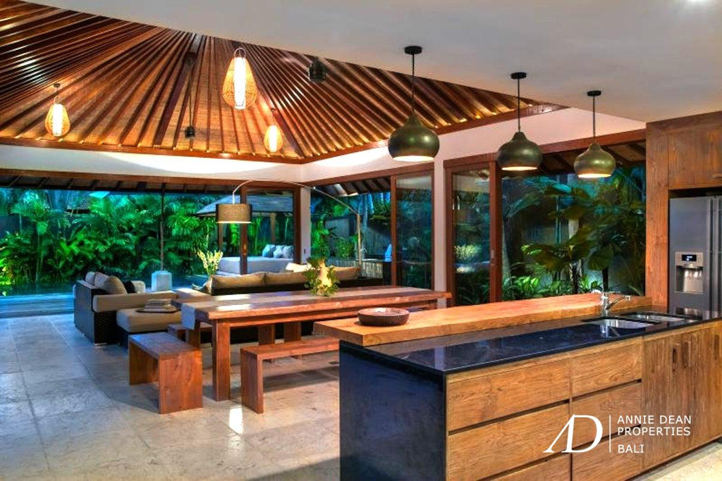  FREEHOLD | 4-BEDROOM TROPICAL LIVING 100 METER FROM THE BEACH 