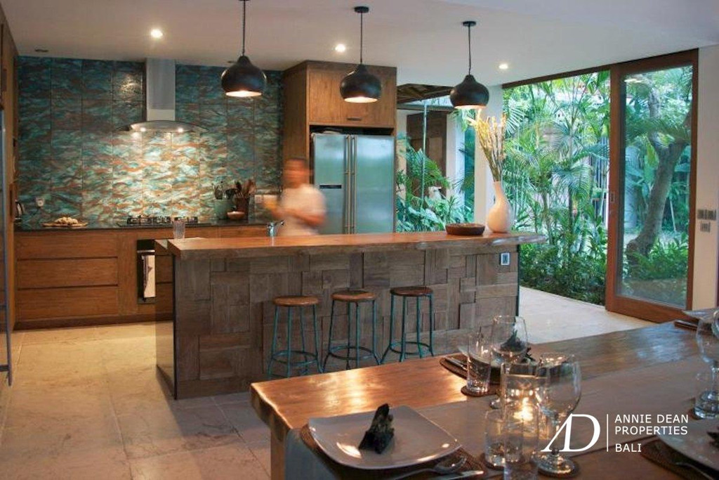  FREEHOLD | 4-BEDROOM TROPICAL LIVING 100 METER FROM THE BEACH 