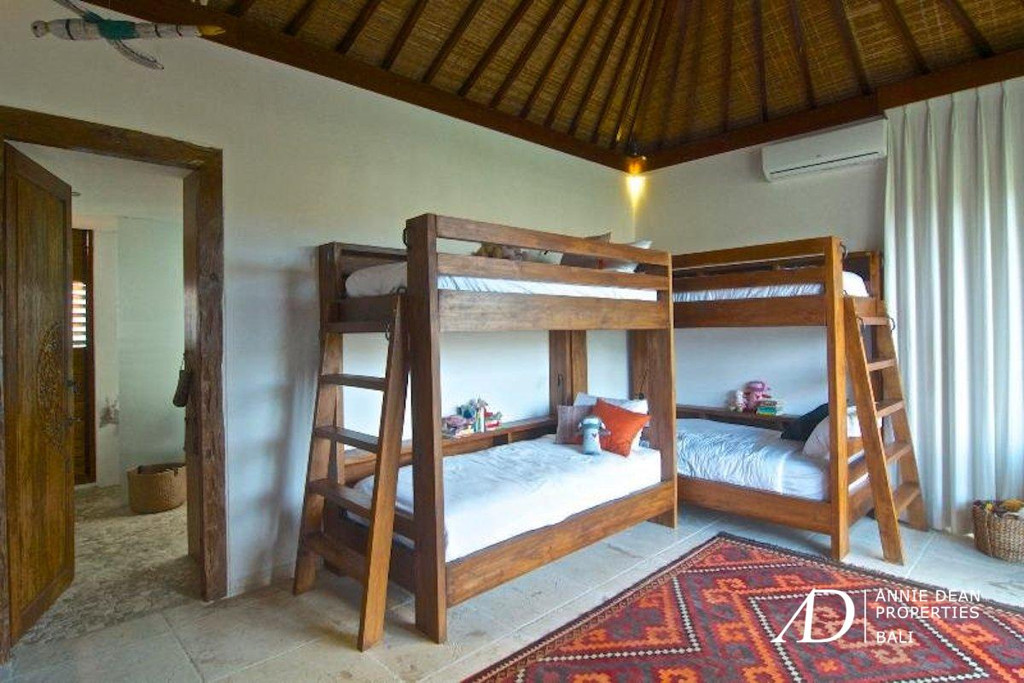  FREEHOLD | 4-BEDROOM TROPICAL LIVING 100 METER FROM THE BEACH 