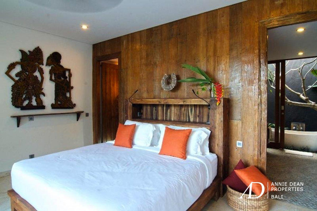  FREEHOLD | 4-BEDROOM TROPICAL LIVING 100 METER FROM THE BEACH 