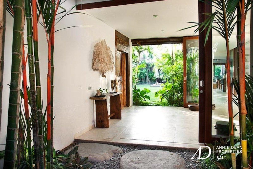  FREEHOLD | 4-BEDROOM TROPICAL LIVING 100 METER FROM THE BEACH 