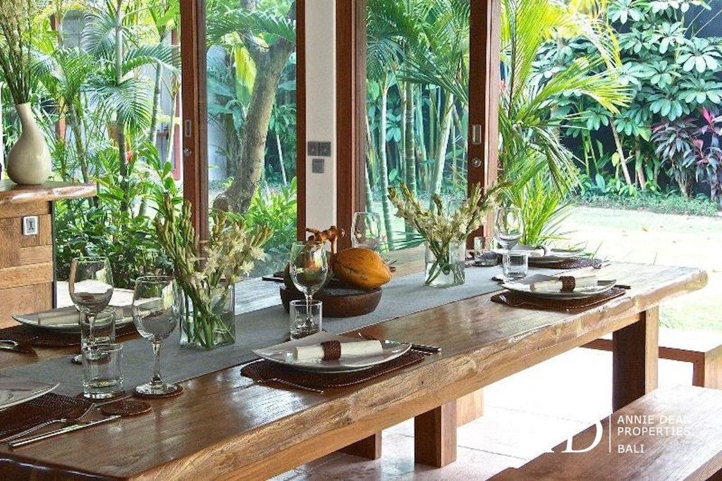  FREEHOLD | 4-BEDROOM TROPICAL LIVING 100 METER FROM THE BEACH 