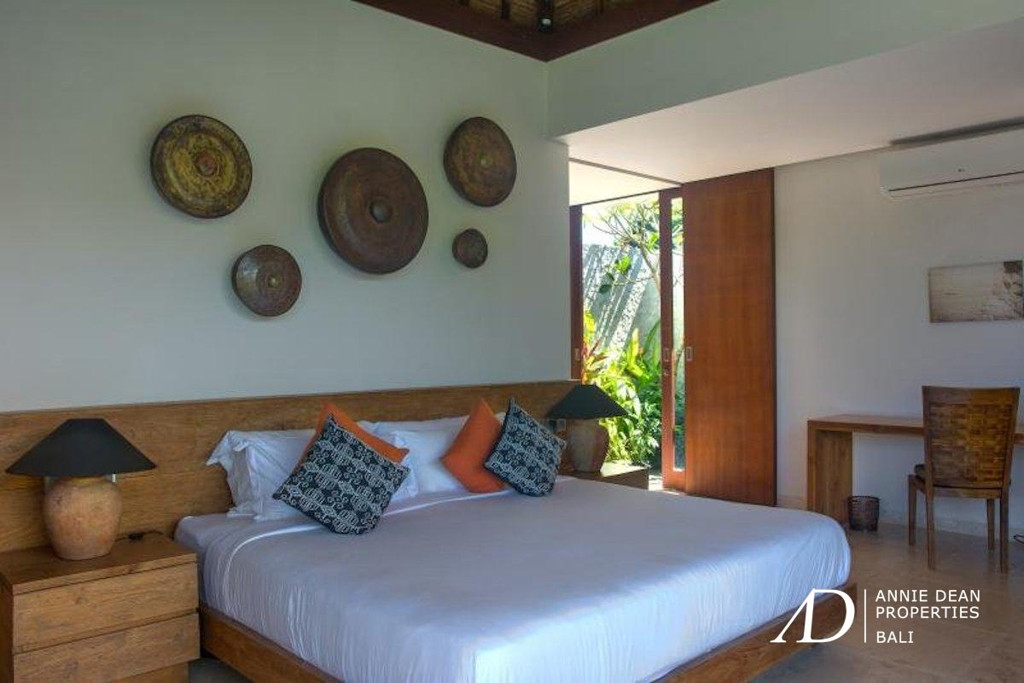  FREEHOLD | 4-BEDROOM TROPICAL LIVING 100 METER FROM THE BEACH 