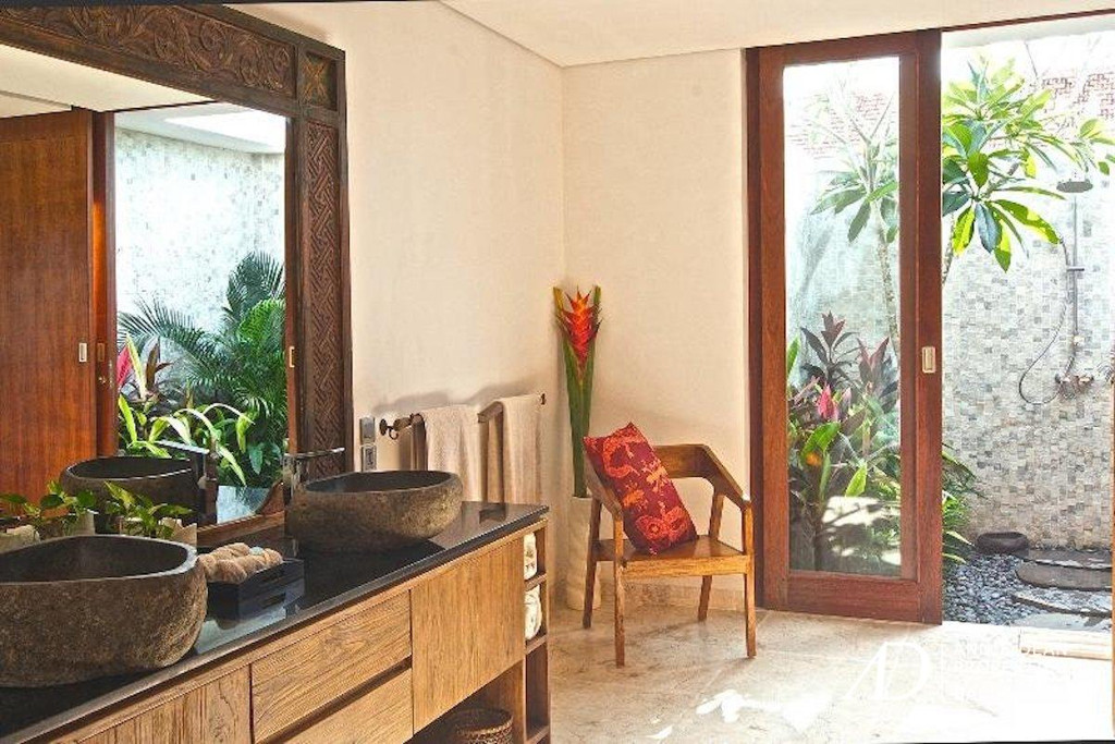  FREEHOLD | 4-BEDROOM TROPICAL LIVING 100 METER FROM THE BEACH 