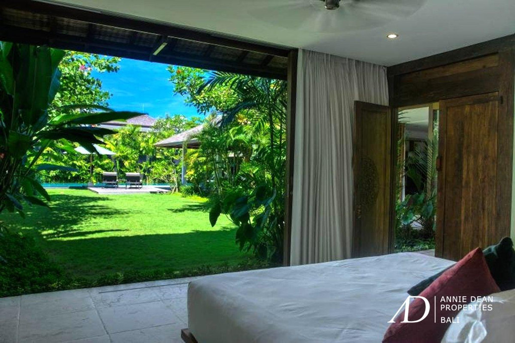  FREEHOLD | 4-BEDROOM TROPICAL LIVING 100 METER FROM THE BEACH 