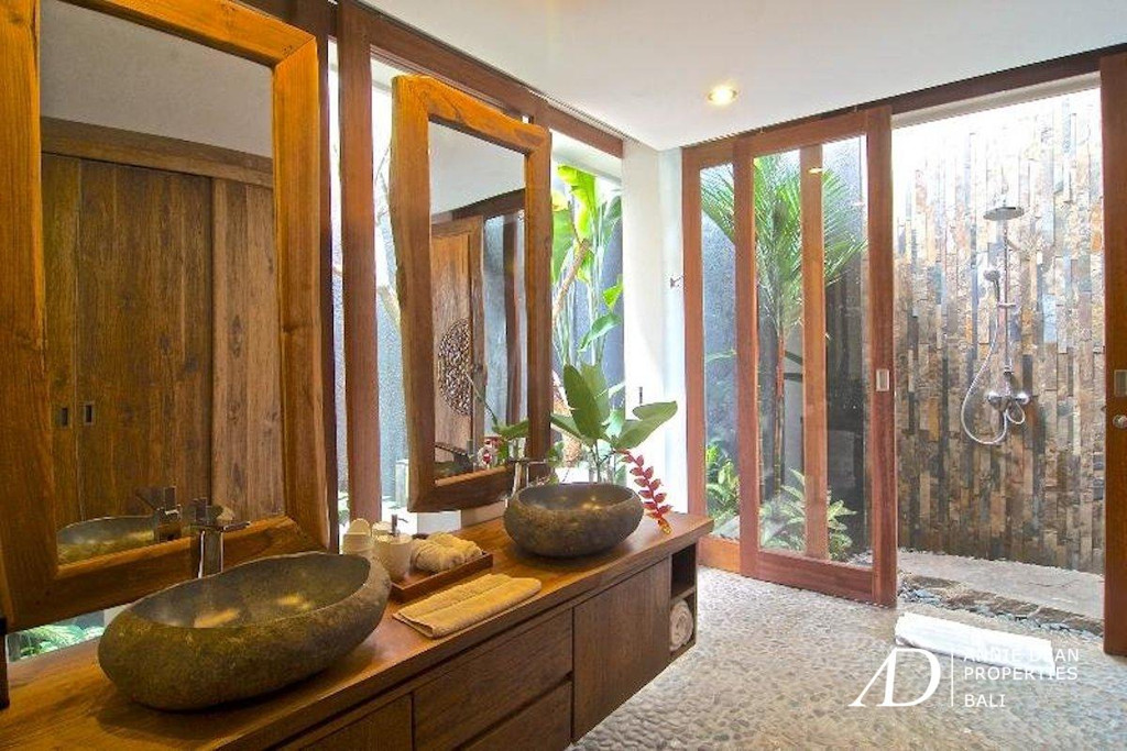 YEARLY OR MONTHLY RENTAL 4-BEDROOM 100 METER FROM THE BEACH