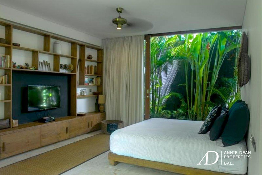 YEARLY OR MONTHLY RENTAL 4-BEDROOM 100 METER FROM THE BEACH