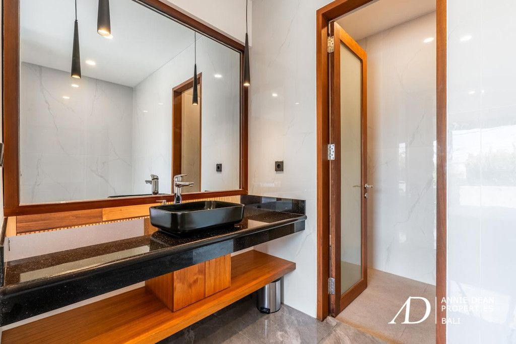 MONTHLY / YEARLY RENTAL | 5-BEDROOM LUXURY VILLA  IN CANGGU