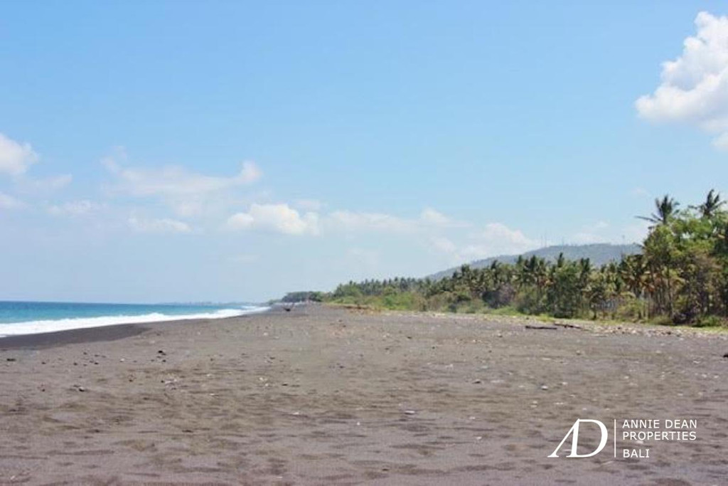 FREEHOLD BEACHFRONT LAND IN PADANGBAI KARANGASEM-CANDI DASA