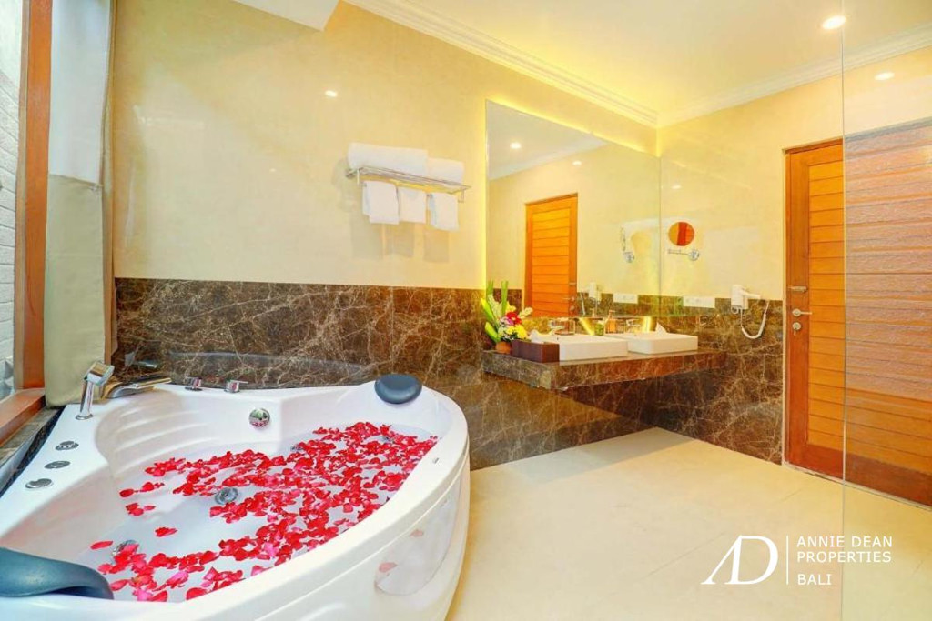 FREEHOLD | MODERN BALINESE-STYLE VILLA IN PETITENGET