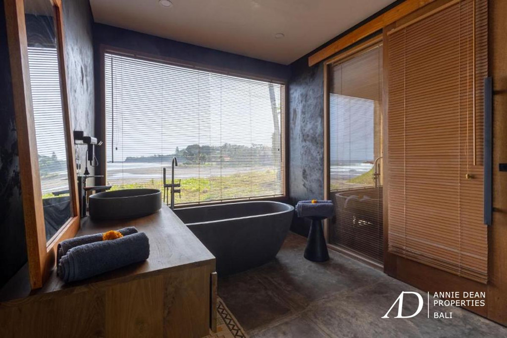 FREEHOLD | BEACHFRONT MODERN INDUSTRIAL-STYLE VILLA IN BALIAN