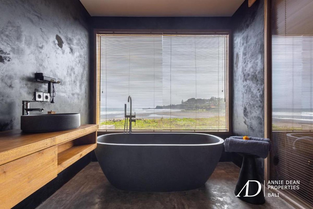FREEHOLD | BEACHFRONT MODERN INDUSTRIAL-STYLE VILLA IN BALIAN