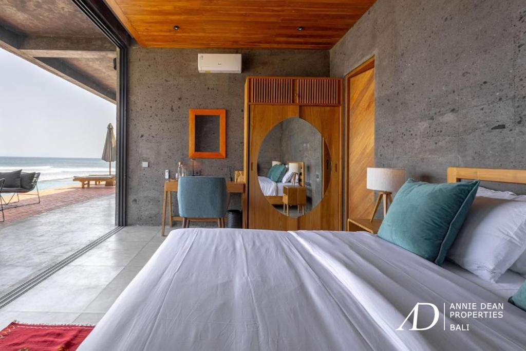 FREEHOLD | BEACHFRONT MODERN INDUSTRIAL-STYLE VILLA IN BALIAN