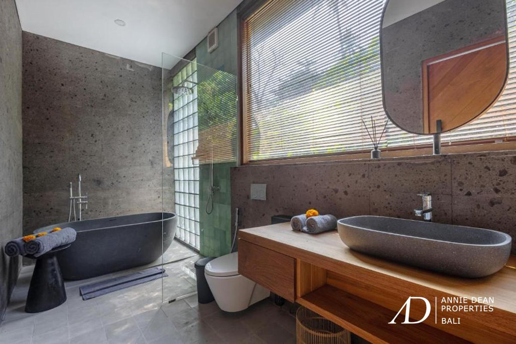 FREEHOLD | BEACHFRONT MODERN INDUSTRIAL-STYLE VILLA IN BALIAN