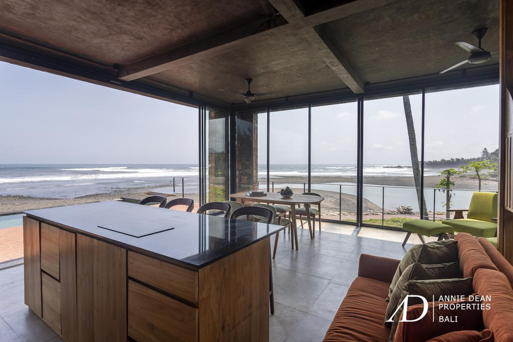 FREEHOLD | BEACHFRONT MODERN INDUSTRIAL-STYLE VILLA IN BALIAN