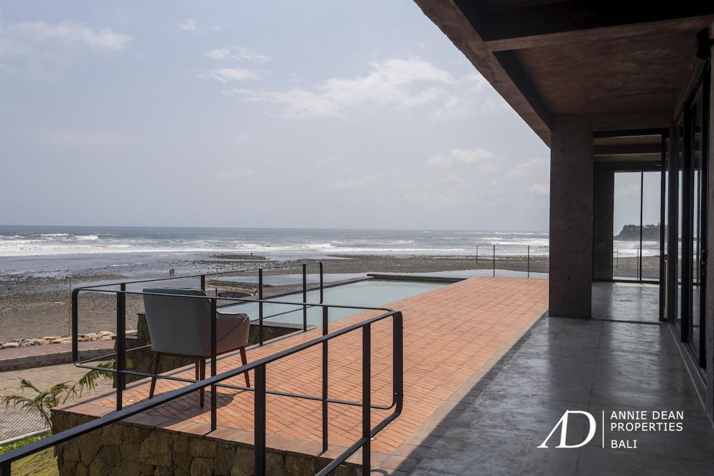 FREEHOLD | BEACHFRONT MODERN INDUSTRIAL-STYLE VILLA IN BALIAN
