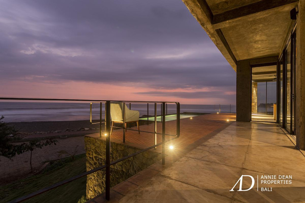FREEHOLD | BEACHFRONT MODERN INDUSTRIAL-STYLE VILLA IN BALIAN