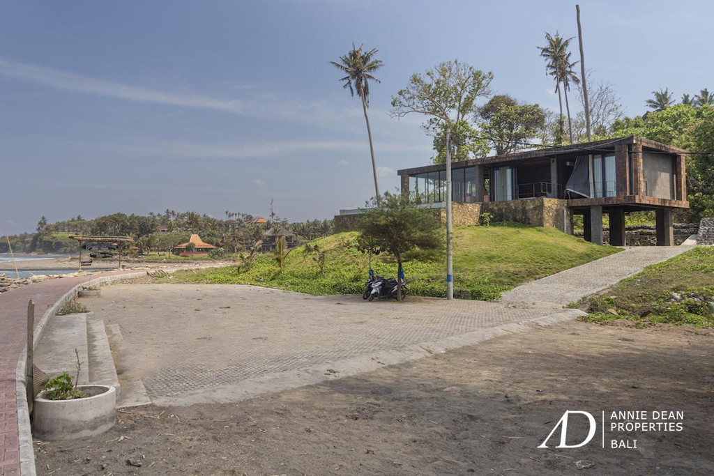 FREEHOLD | BEACHFRONT MODERN INDUSTRIAL-STYLE VILLA IN BALIAN