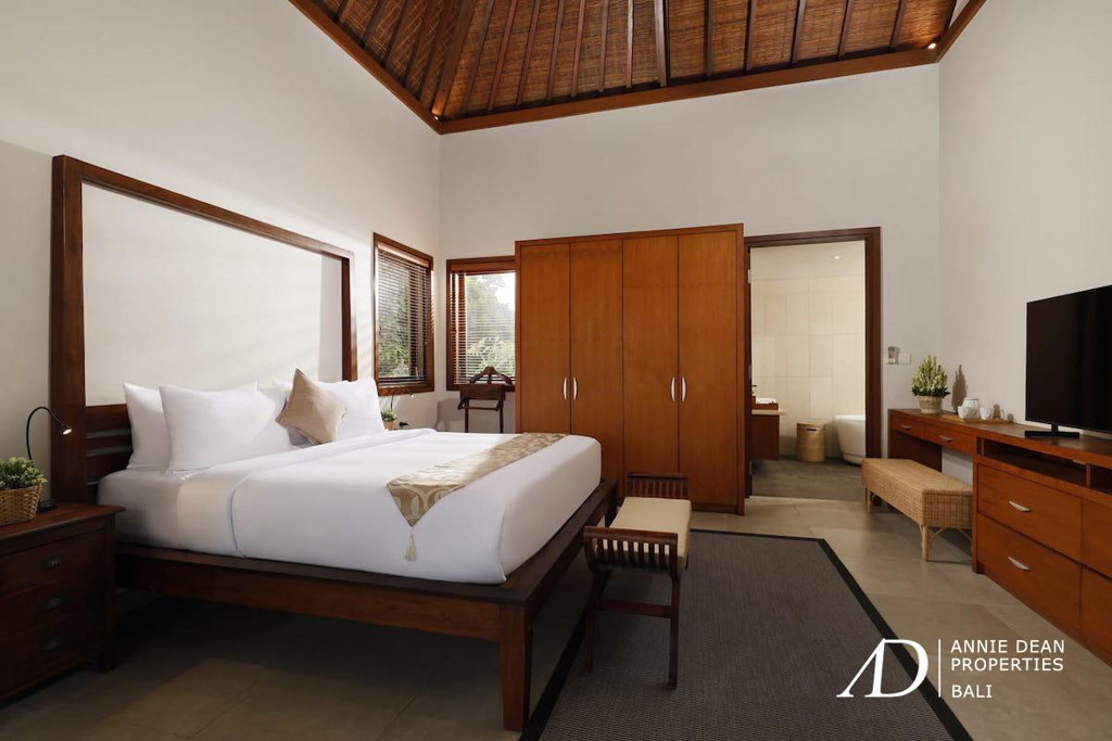 YEARLY RENTAL OR LONG LEASING 9 BEDROOM VILLA IN CANGGU