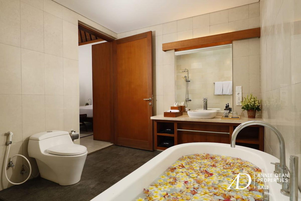 YEARLY RENTAL OR LONG LEASING 9 BEDROOM VILLA IN CANGGU