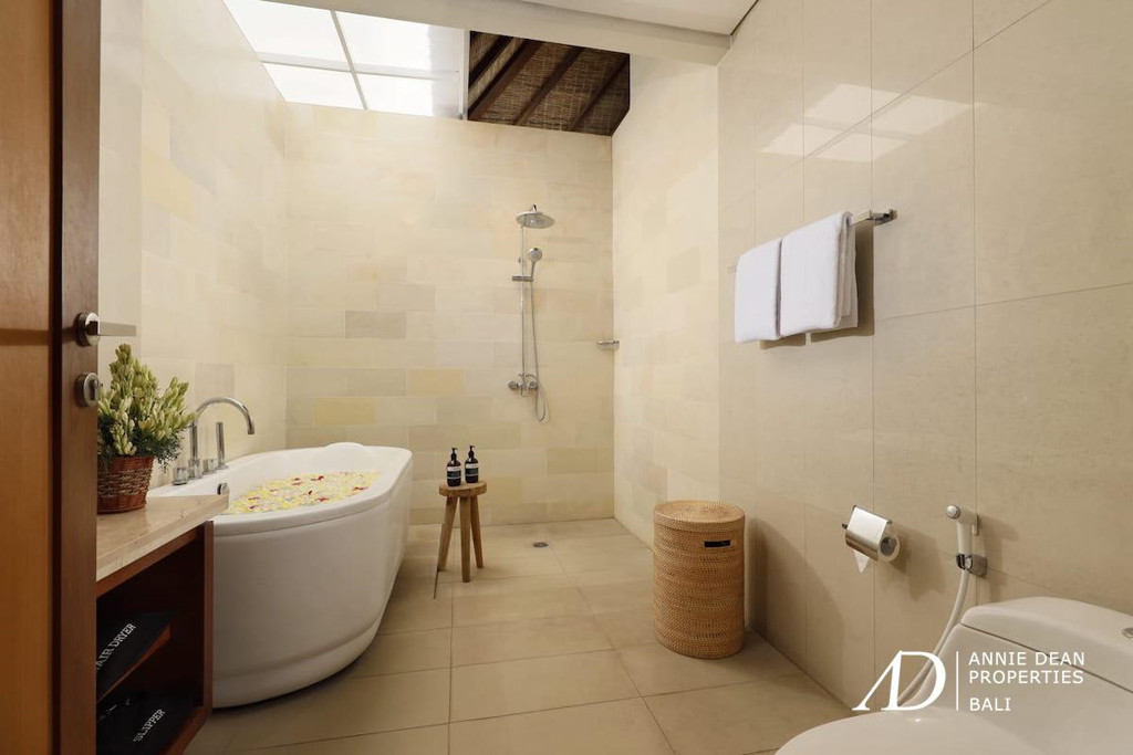 YEARLY RENTAL OR LONG LEASING 9 BEDROOM VILLA IN CANGGU