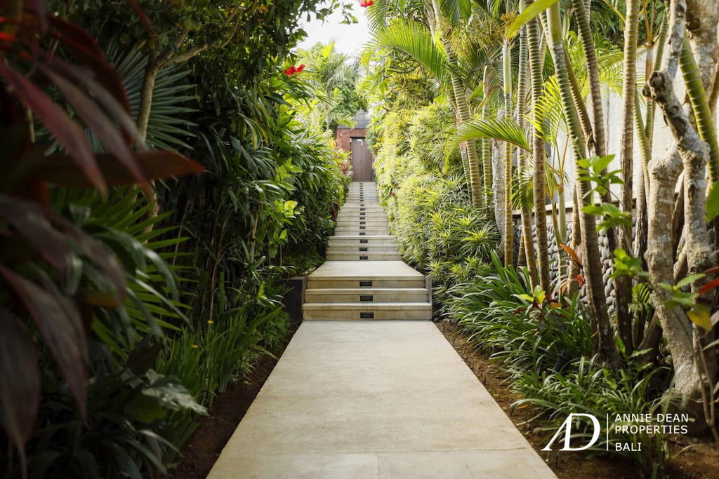 YEARLY RENTAL OR LONG LEASING 9 BEDROOM VILLA IN CANGGU