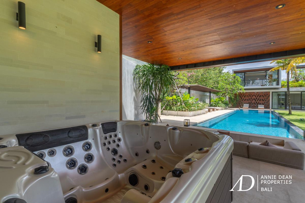 LEASEHOLD | MODERN LUXURY 4-BED VILLA IN THE PRIME AREA OF BATU BELIG