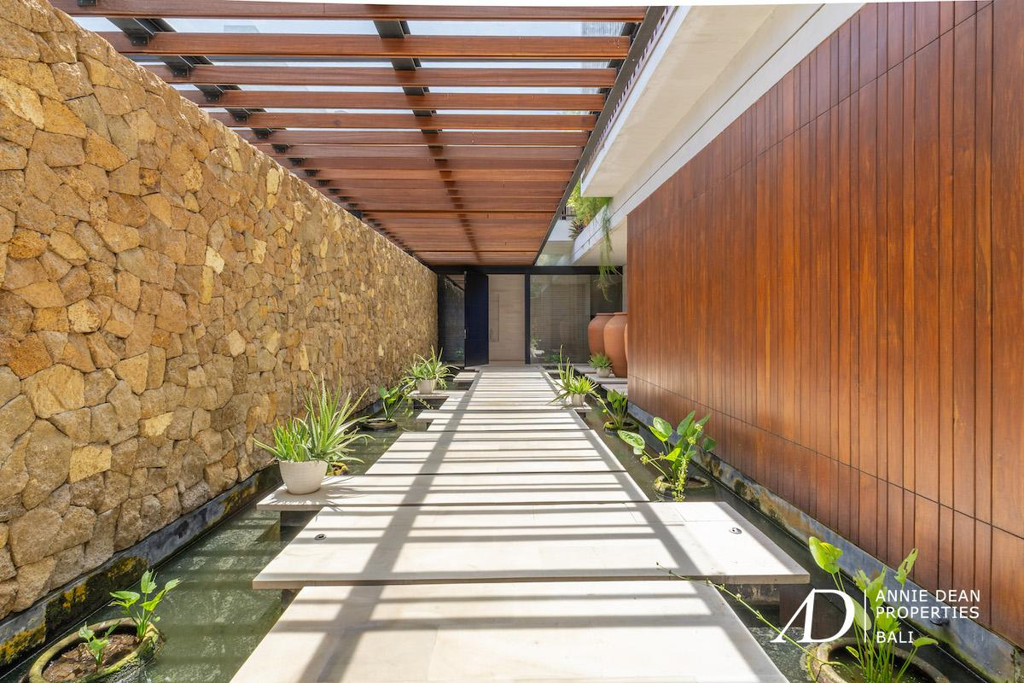 LEASEHOLD | MODERN LUXURY 4-BED VILLA IN THE PRIME AREA OF BATU BELIG