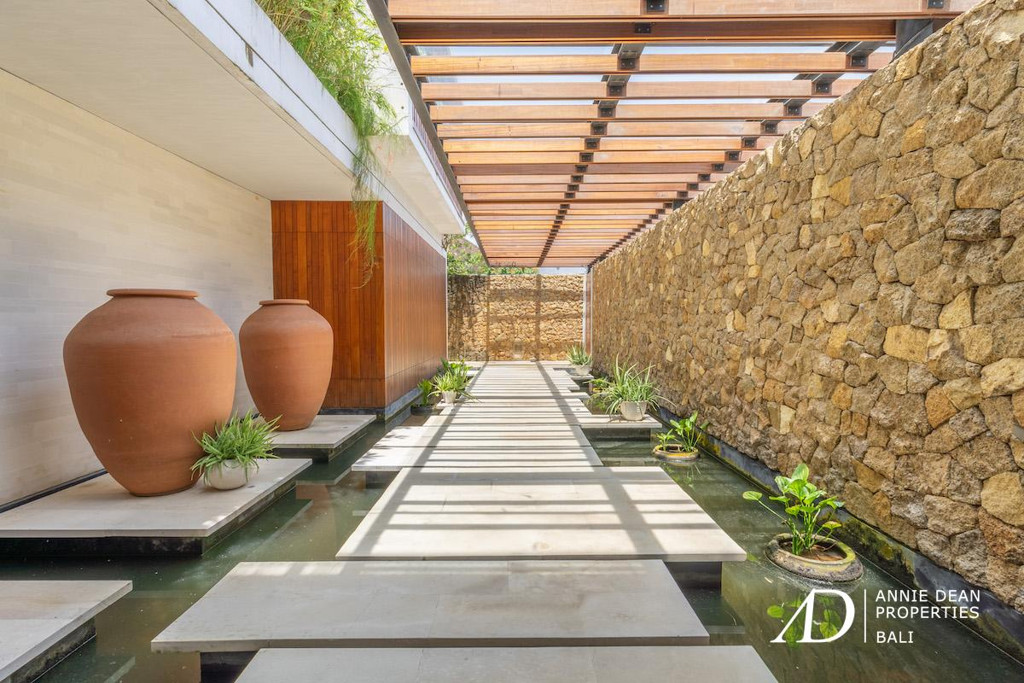 LEASEHOLD | MODERN LUXURY 4-BED VILLA IN THE PRIME AREA OF BATU BELIG