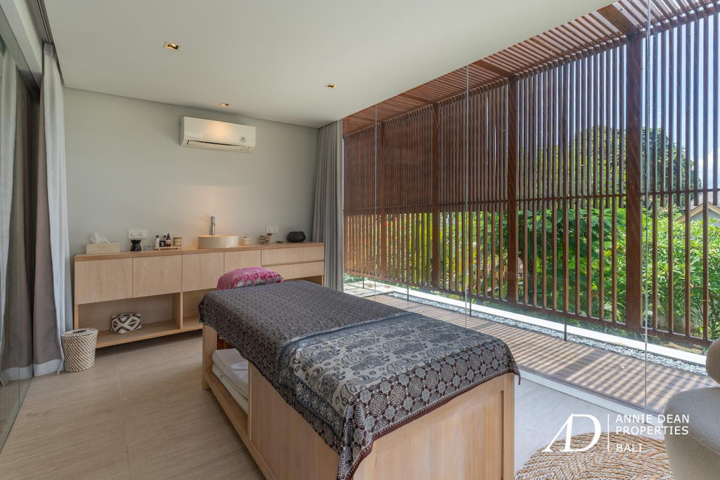 LEASEHOLD | MODERN LUXURY 4-BED VILLA IN THE PRIME AREA OF BATU BELIG