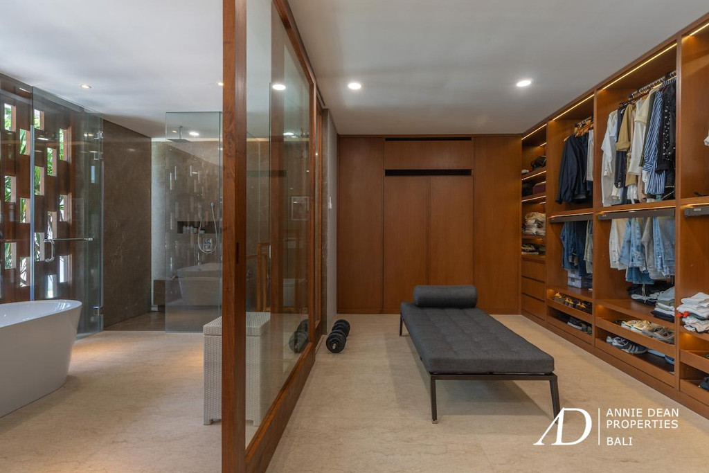 LEASEHOLD | MODERN LUXURY 4-BED VILLA IN THE PRIME AREA OF BATU BELIG