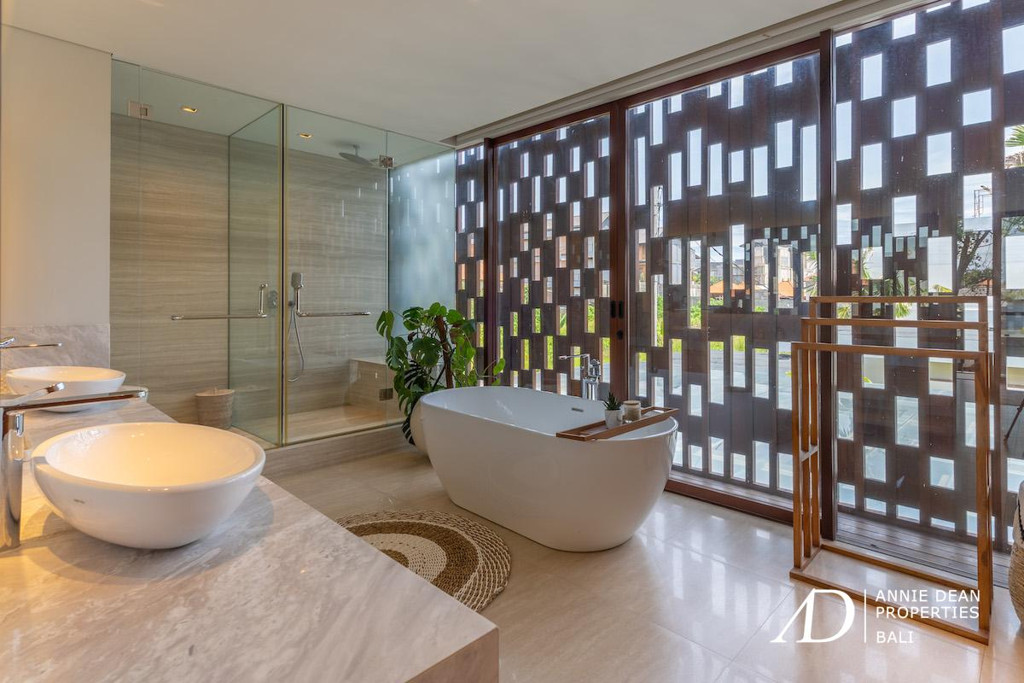 LEASEHOLD | MODERN LUXURY 4-BED VILLA IN THE PRIME AREA OF BATU BELIG