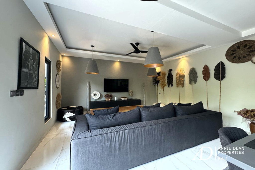 LEASEHOLD FOR 32 YEARS: MODERN CONTEMPORARY VILLA IN SEMINYAK