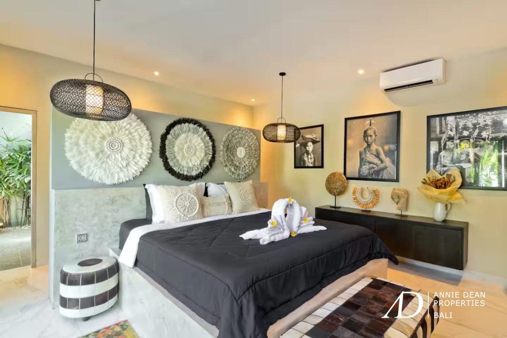 LEASEHOLD FOR 32 YEARS: MODERN CONTEMPORARY VILLA IN SEMINYAK