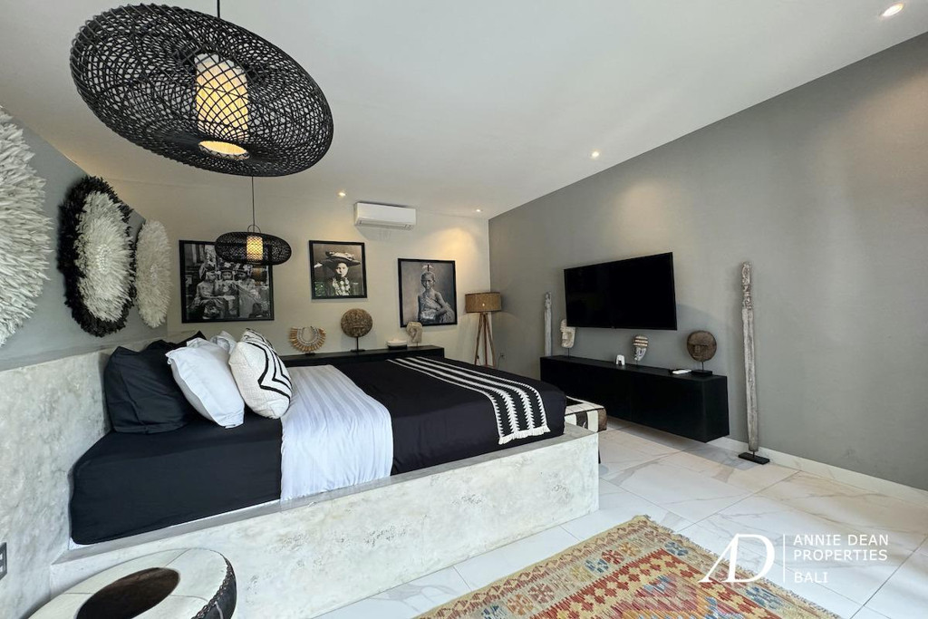 LEASEHOLD FOR 32 YEARS: MODERN CONTEMPORARY VILLA IN SEMINYAK