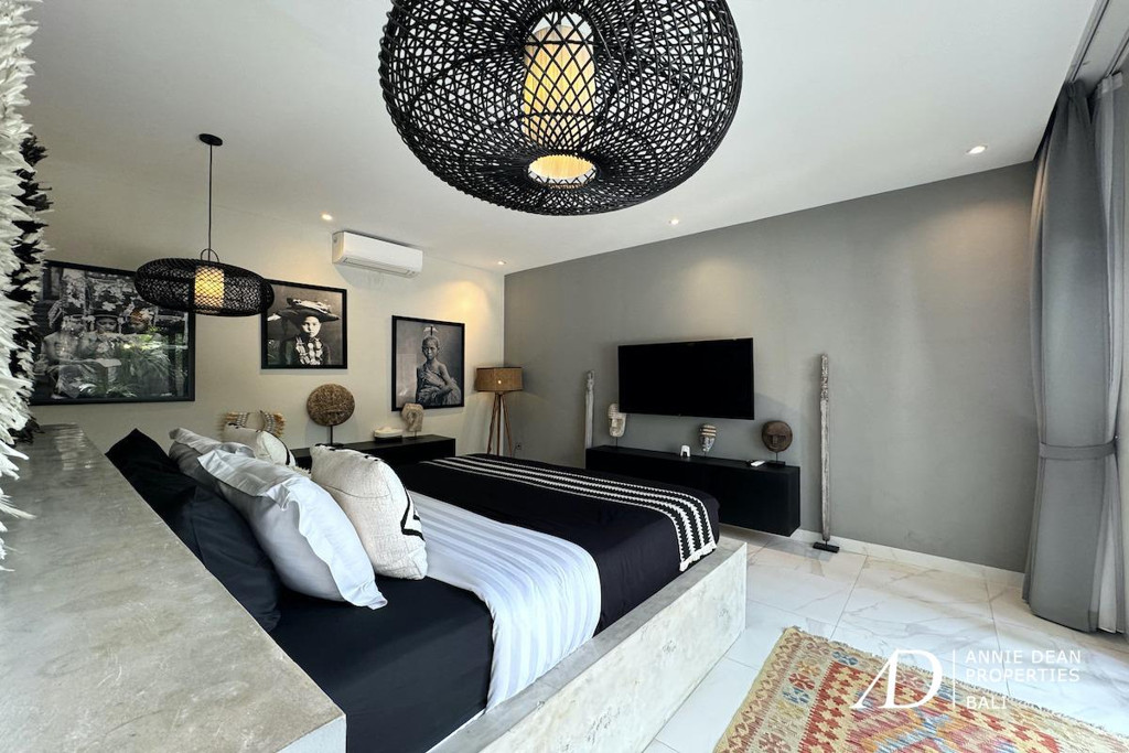 LEASEHOLD FOR 32 YEARS: MODERN CONTEMPORARY VILLA IN SEMINYAK