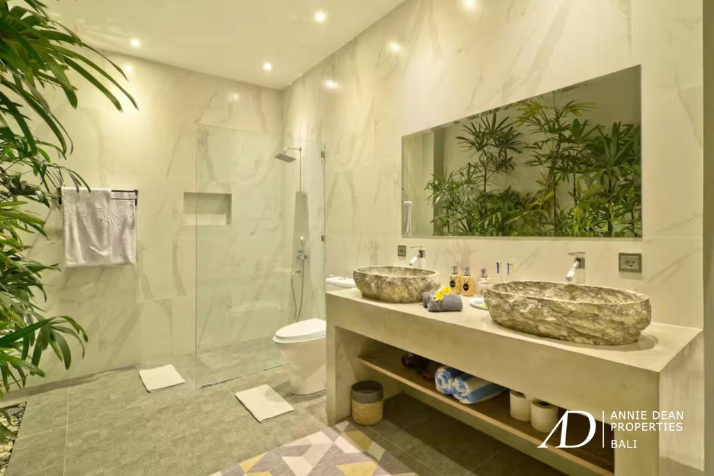 LEASEHOLD FOR 32 YEARS: MODERN CONTEMPORARY VILLA IN SEMINYAK