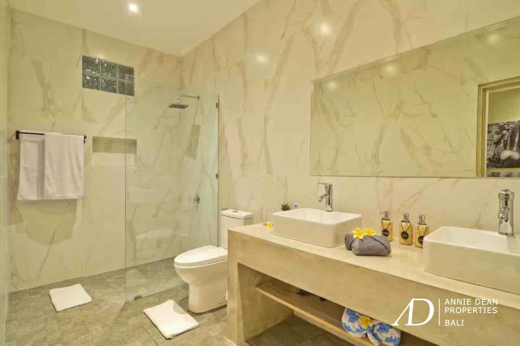 LEASEHOLD FOR 32 YEARS: MODERN CONTEMPORARY VILLA IN SEMINYAK