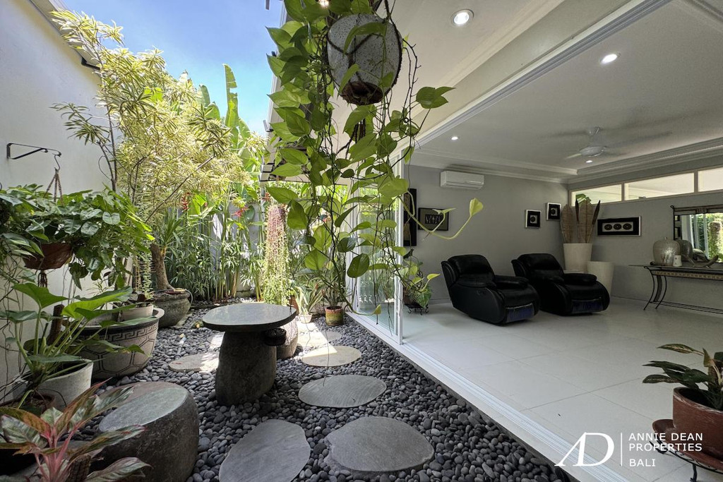 YEARLY RENTAL: SINGLE-LEVEL FAMILY HOME BY THE BEACH IN SANUR