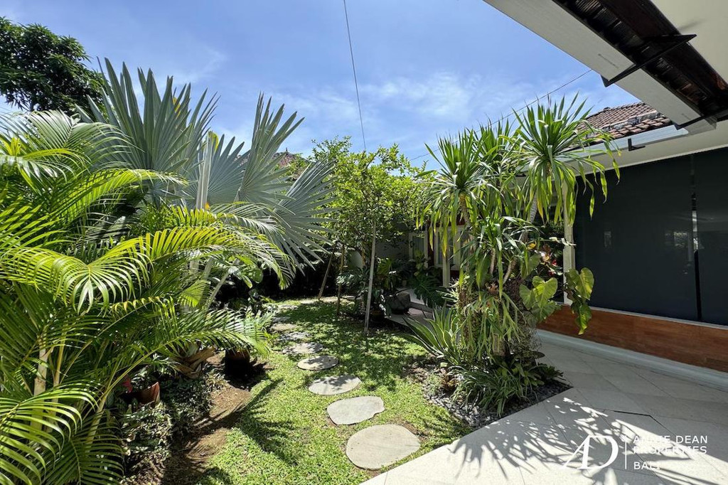 YEARLY RENTAL: SINGLE-LEVEL FAMILY HOME BY THE BEACH IN SANUR