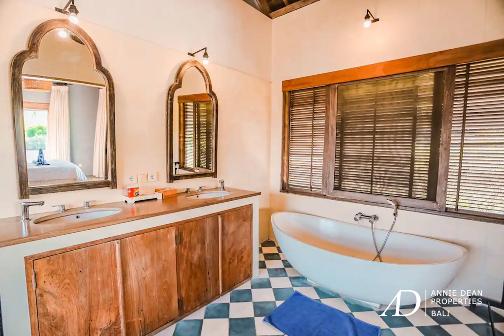 YEARLY RENTAL: 5-BEDROOM VILLA IN CANGGU