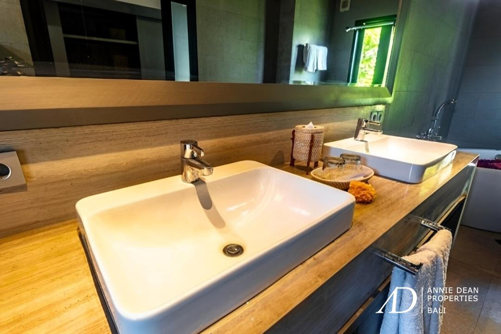  FREEHOLD COMPLEX VILLAS WITH FAR OCEAN VIEWS IN UNGASAN 