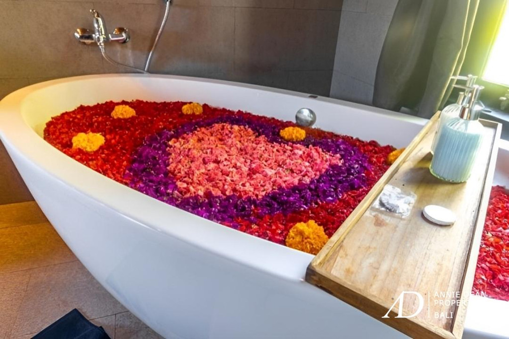  FREEHOLD COMPLEX VILLAS WITH FAR OCEAN VIEWS IN UNGASAN 